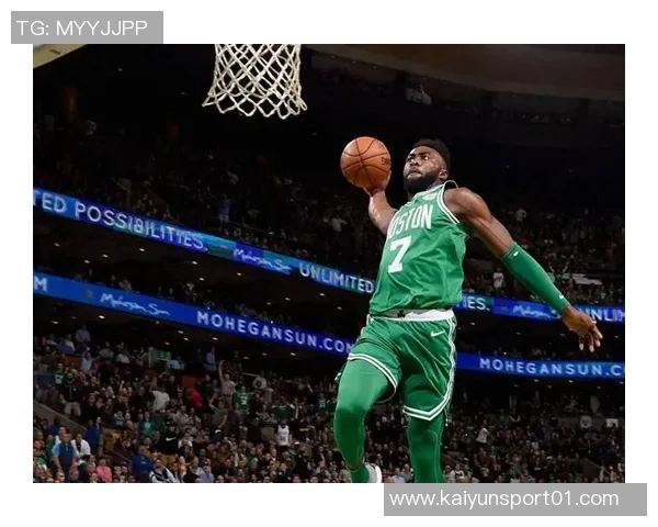 杰伦布朗首节低迷次节回暖上半场狂砍19分展现强大实力