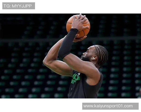 杰伦布朗上半场表现出色10投6中砍下17分正负值高达22助力球队领先