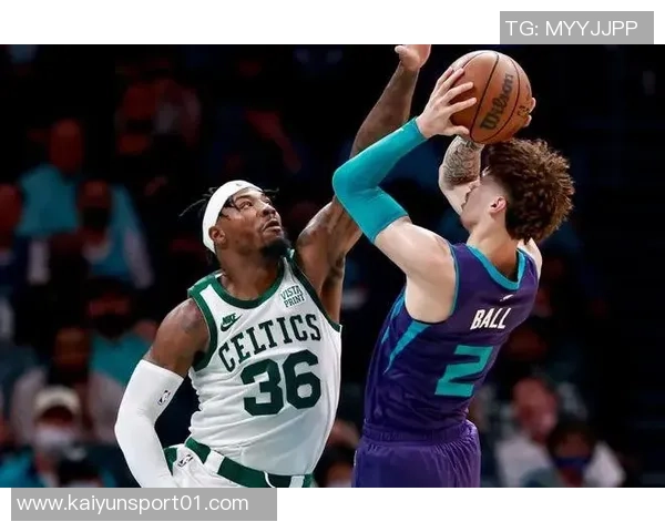 布朗谈场下观赛感受与獭兔默契配合的全新体验